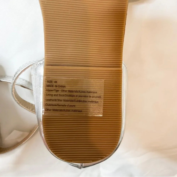 Janie and Jack Girls Never Worn Silver Scallop Sandals - Picture 4 of 5